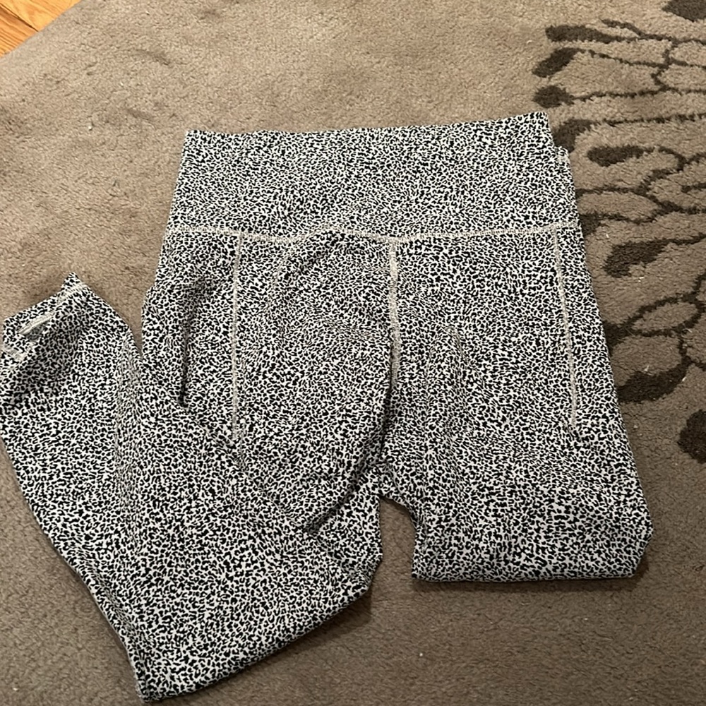 Athleta: Workout Leggings (leg pockets)